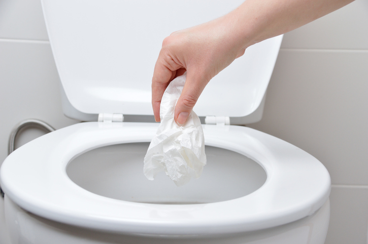 Jeter lingettes dans les toilettes WC : quelles conséquences ?